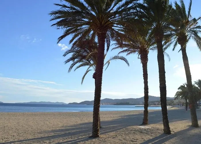 T2 Climatise Avec Piscine, Terrasse Et Parking A 600m De La - - Fr-1-251-399 *