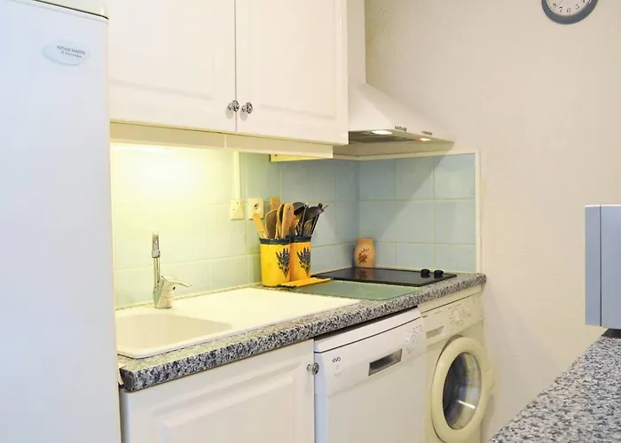 Lägenhet T2 Climatise Avec Piscine, Terrasse Et Parking A 600m De La - - Fr-1-251-399 *